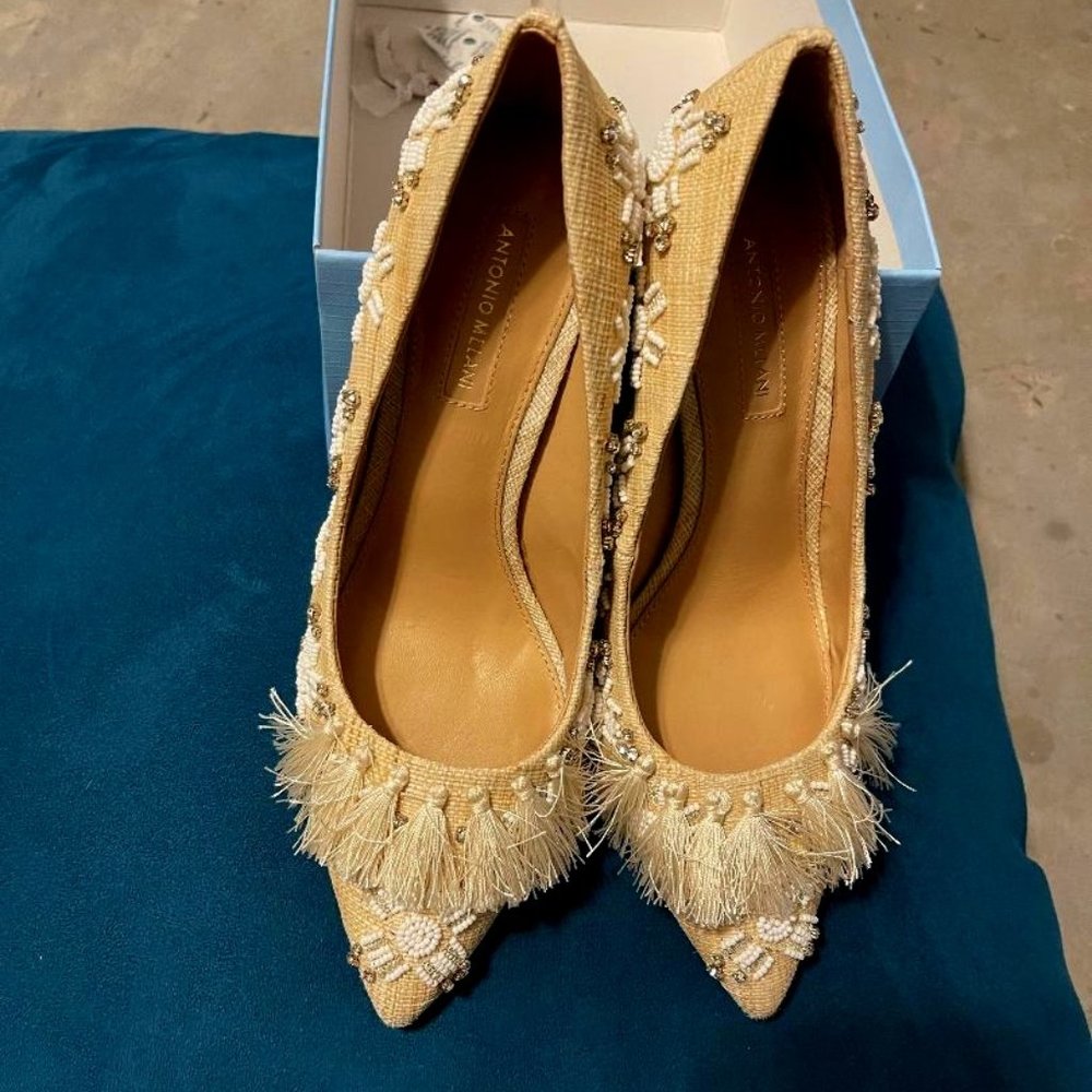 VERY PRETTY NWOT Antonio Melani beige 7.5 Pumps